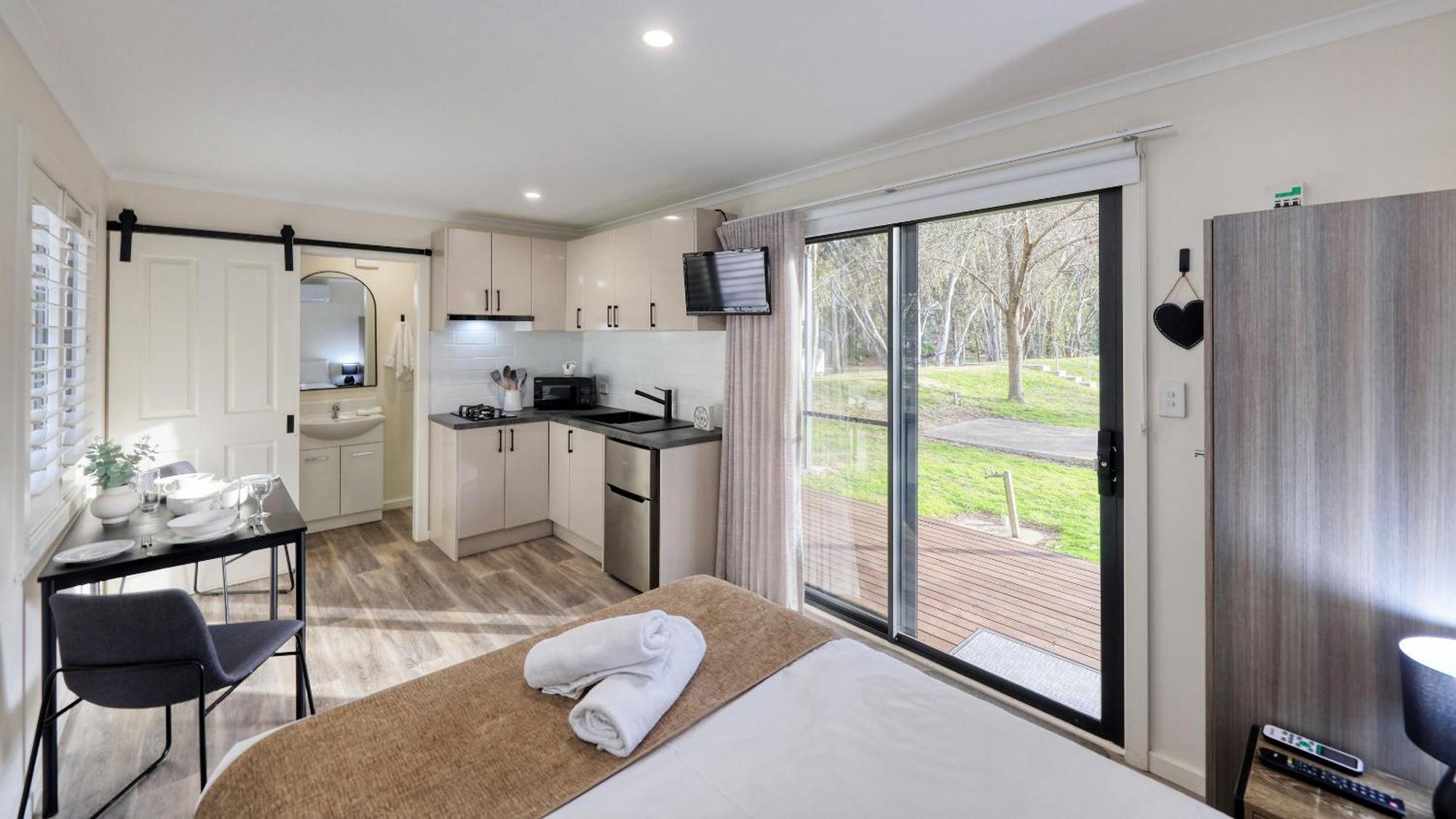 Deniliquin Riverside Caravan Park 外观 照片