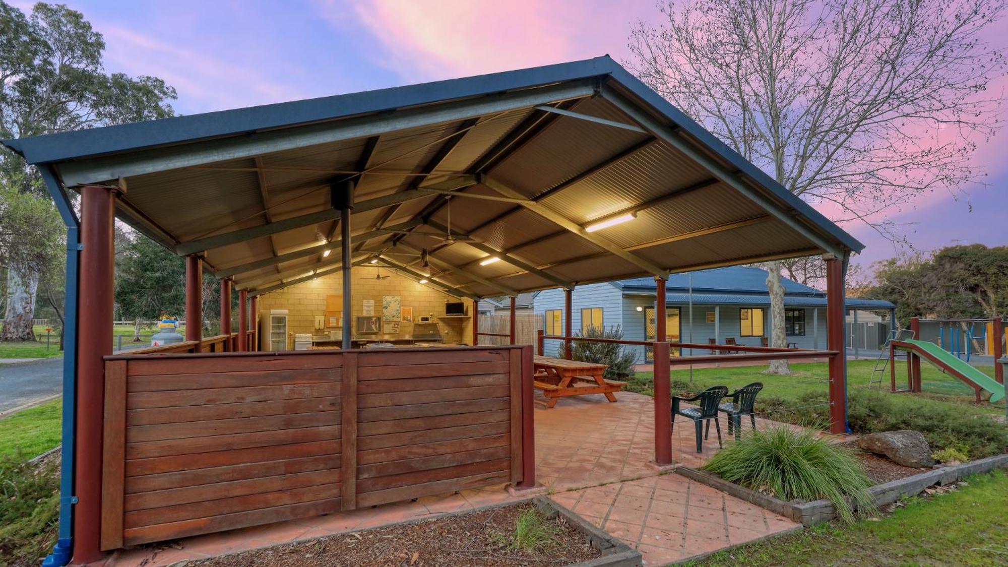 Deniliquin Riverside Caravan Park 外观 照片