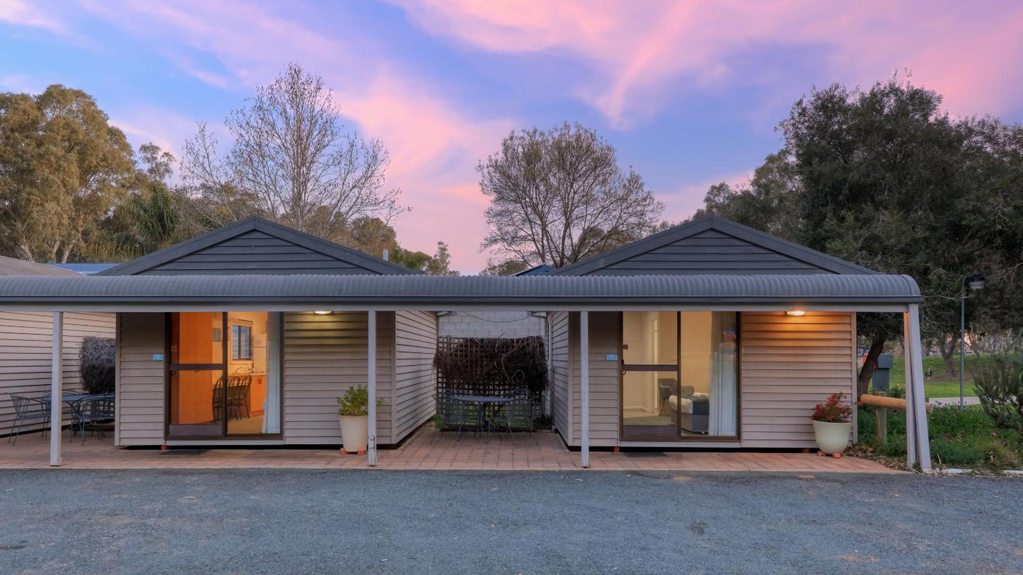 Deniliquin Riverside Caravan Park 外观 照片