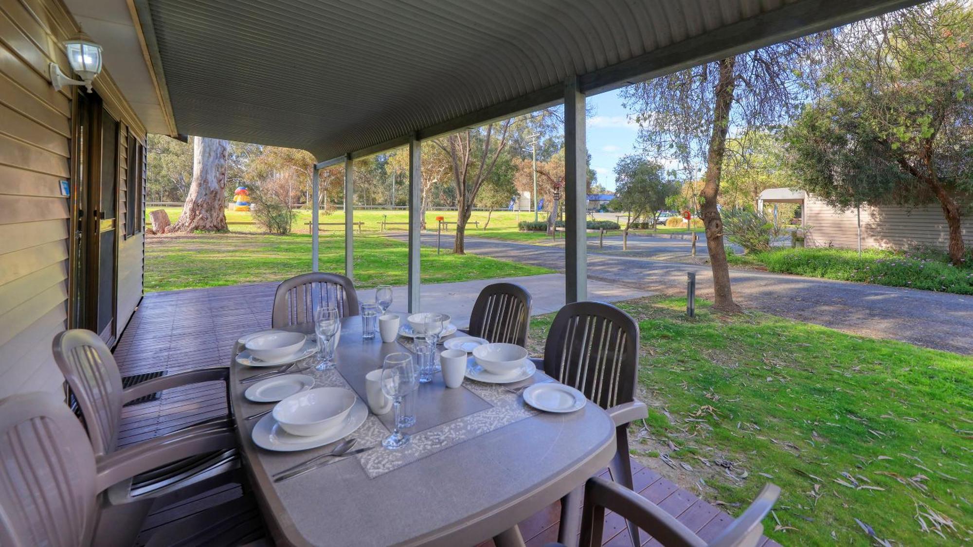 Deniliquin Riverside Caravan Park 外观 照片