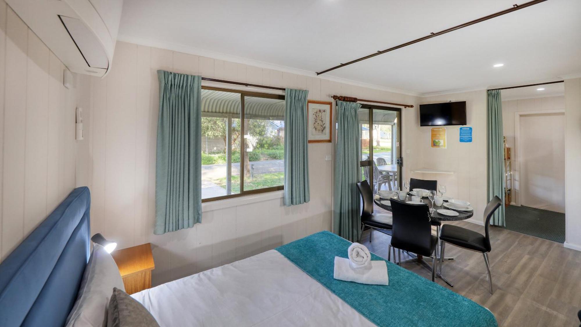 Deniliquin Riverside Caravan Park 外观 照片