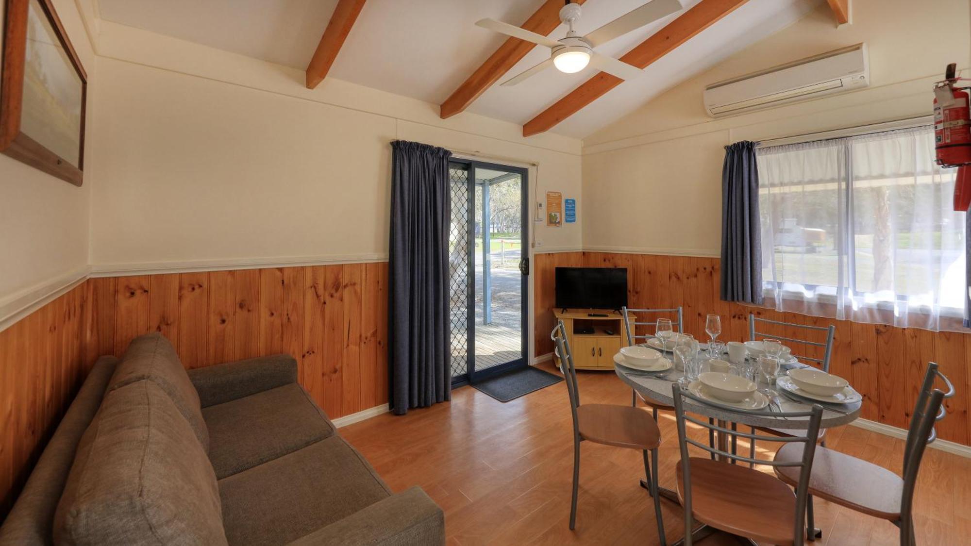 Deniliquin Riverside Caravan Park 外观 照片