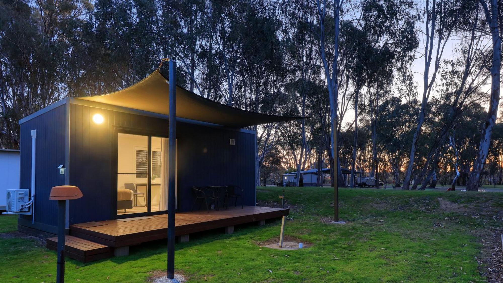 Deniliquin Riverside Caravan Park 外观 照片