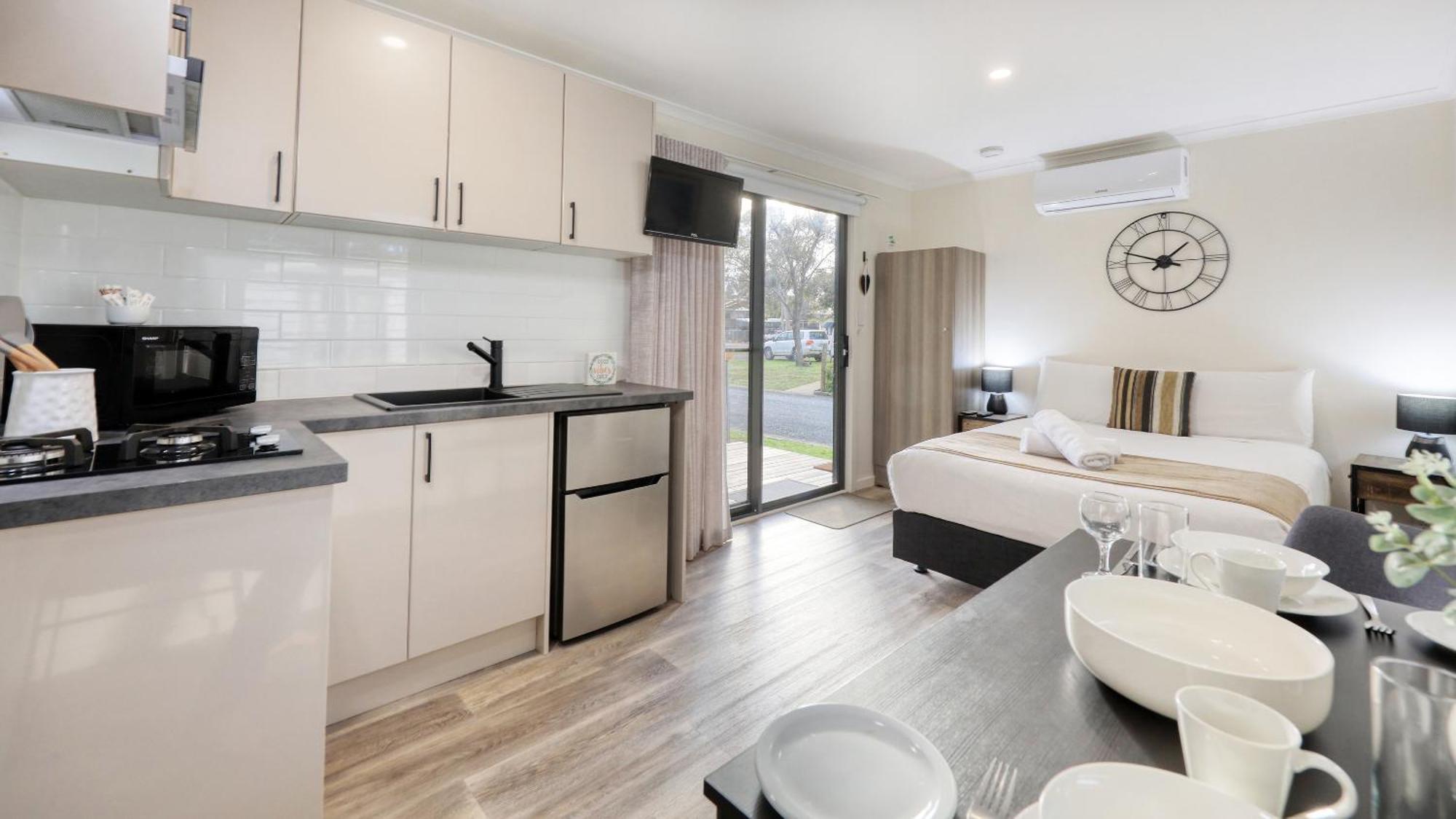 Deniliquin Riverside Caravan Park 外观 照片