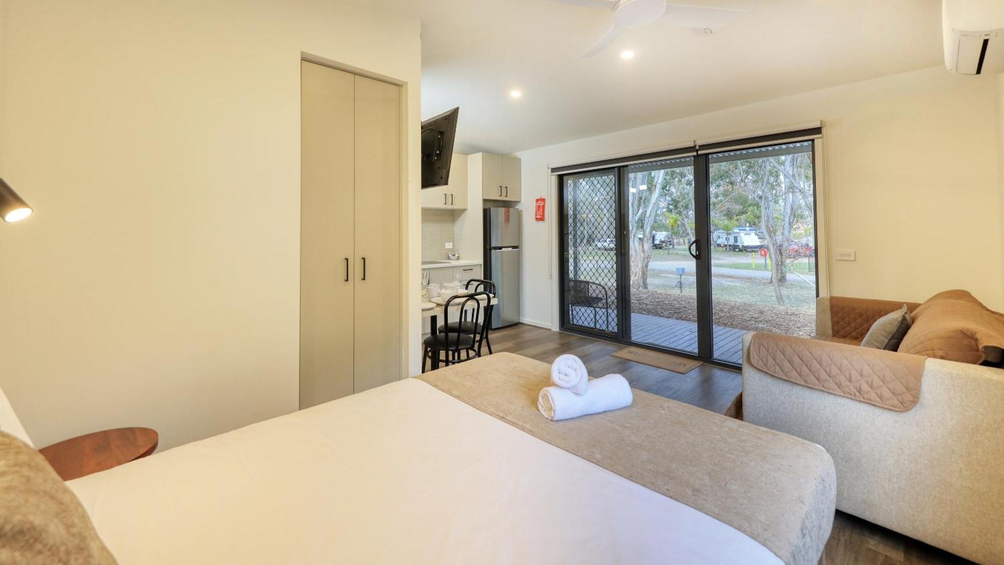 Deniliquin Riverside Caravan Park 外观 照片