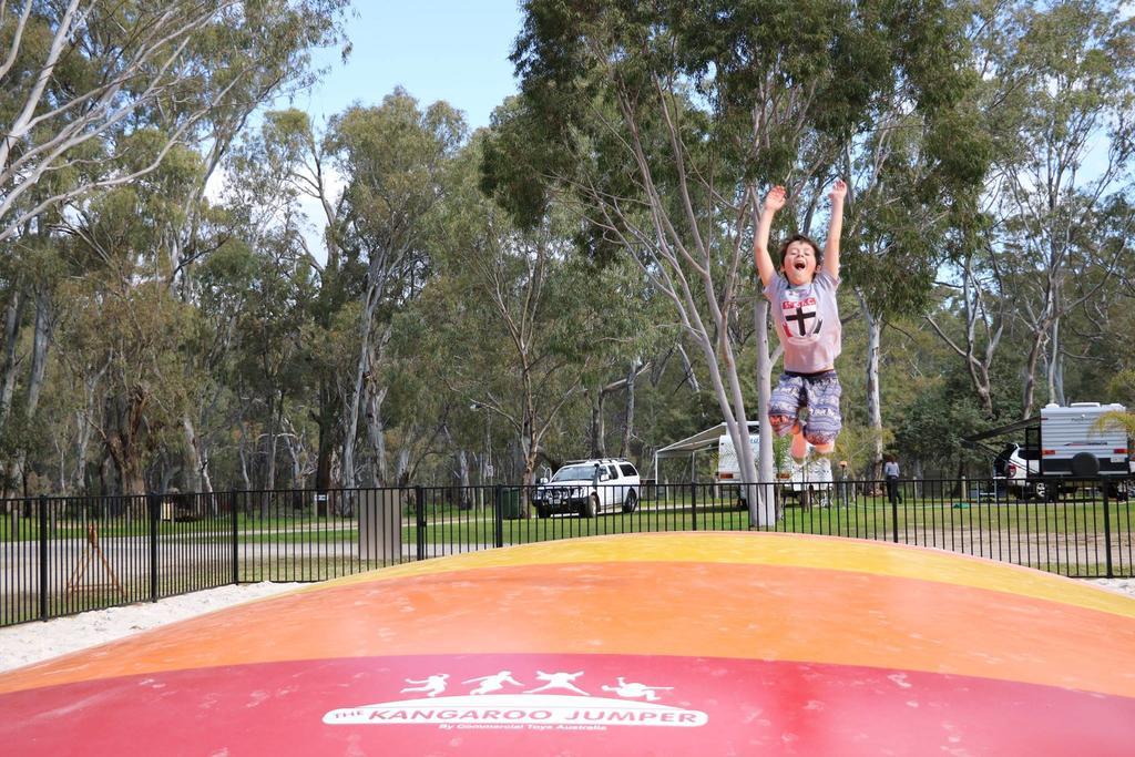 Deniliquin Riverside Caravan Park 外观 照片